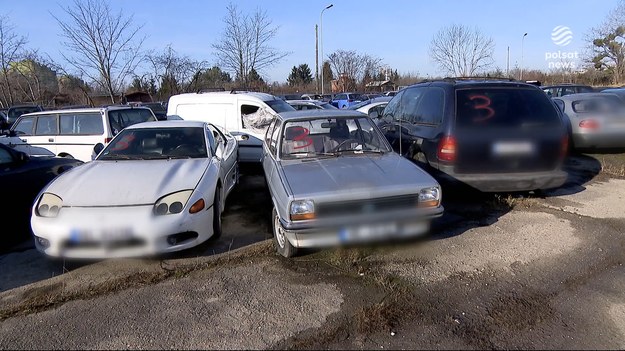 We Wrocławiu pod młotek idą motoryzacyjne wraki. Chętni mogą za grosze kupić porzucone auta, które ściągnięto z miejskich ulic. I choć na większości z nich widać ząb czasu, to zdarzają się wśród nich prawdziwe cacka. Dla ''Wydarzeń'' Maciej Stopczyk.