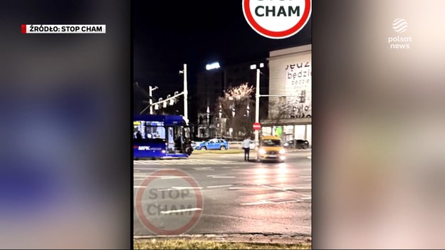 Szokujące sceny we Wrocławiu. Zdenerwowany motorniczy wyszedł z tramwaju i wymierzył z broni gazowej do kierowcy, który ustępując policji na sygnale, zablokował ruch miejskiej komunikacji. MPK rozwiązało z motorniczym umowę o pracę, ale to nie koniec, bo sprawą zajęła się też policja. Dla ''Wydarzeń'' Dariusz Nowakowski.