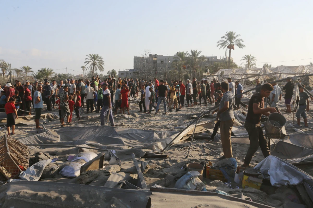 Izrael i Hamas oskarżają się wzajemnie o łamanie warunków zawieszenia broni w Strefie Gazy. Dziesiątki tysięcy uchodźców pragnących wrócić na północ utknęły w niedzielę zablokowane przez wojska izraelskie. Hamas skrytykował propozycję prezydenta USA Donalda Trumpa, zakładającą wysłanie Gazańczyków do Egiptu i Jordanii.