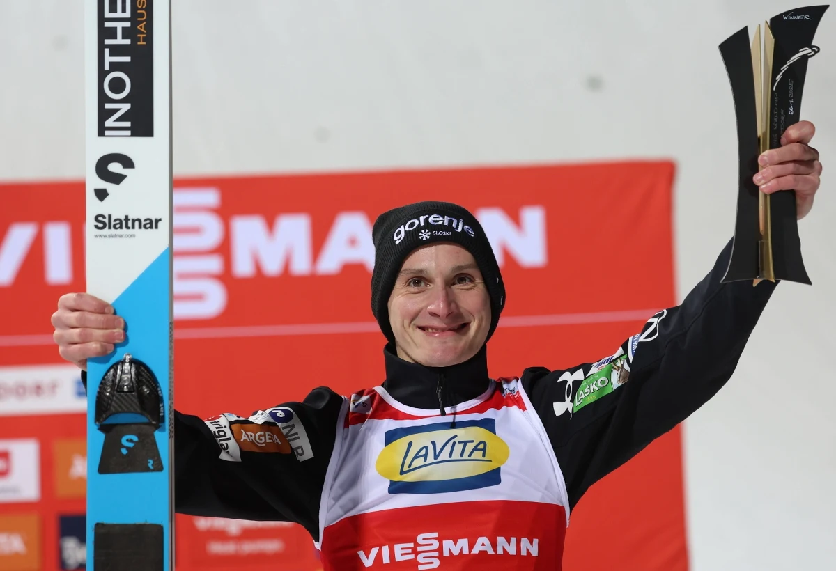 Słoweniec Domen Prevc wygrał konkurs Pucharu Świata na mamuciej skoczni w niemieckim Oberstdorfie. Tuż za podium znalazł się Paweł Wąsek. 