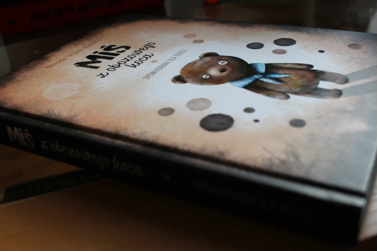 "Obozowe dzieci przez lata nie mogły mówić. Nikt nie chciał ich słuchać. Wielu ludzi im nie dowierzało. Zasługują na pamięć" - mówi w RMF FM dr Wanda Witek-Malicka z Centrum Badań Muzeum Auschwitz. Badaczka jest autorką "Misia z obozowego koca". To zbiór opowiadań dla dzieci opartych na wspomnieniach osób, które w wieku kilku lat trafiły do Auschwitz z powstańczej Warszawy. 