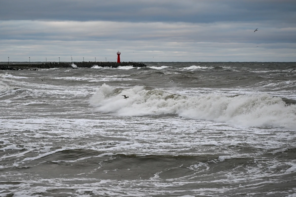 "Zatrzymano podejrzany statek i wszczęto śledztwo w związku z możliwym wystąpieniem sabotażu" - podała w niedzielę wieczorem prokuratura w Sztokholmie. Ma to związek z tym, że o poranku uszkodzony został podmorski kabel światłowodowy położony między zachodnim wybrzeżem Łotwy a szwedzką wyspą Gotlandia. 