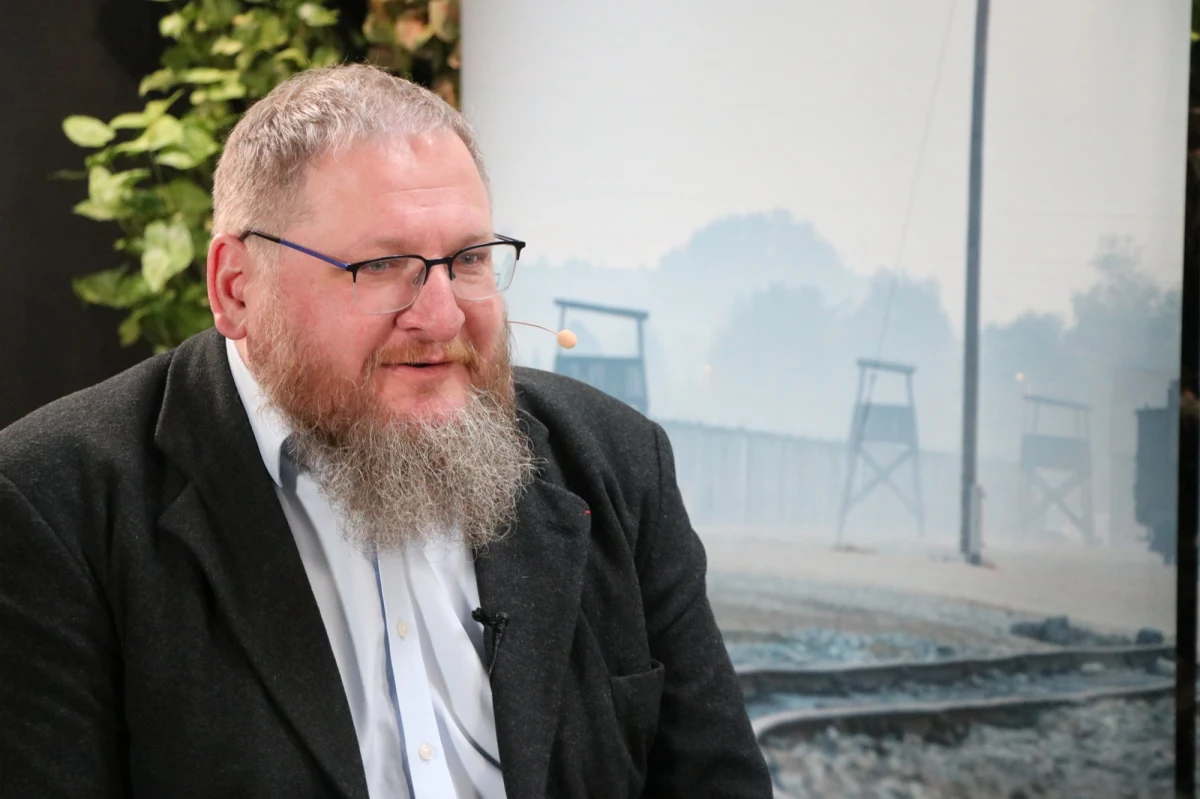 "Można się obawiać, że populizm, który jest wszechobecny i który rośnie, może doprowadzić do powrotu każdej skrajności" - powiedział w Porannej rozmowie w RMF FM dr Piotr Cywiński, pytany, czy grozi nam powrót takiego piekielnego świata, jaki zgotowali Niemcy więźniom Auschwitz-Birkenau. Dyrektor Państwowego Muzeum Auschwitz-Birkenau w Oświęcimiu stwierdził, że mimo sporej wiedzy na temat tego miejsca, ciągle możemy je lepiej zrozumieć. "Chodzi m.in. o pytanie, jak człowiek reaguje na warunki nieludzkie" - dodał.