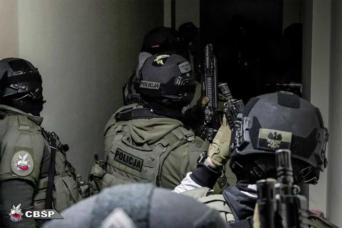 Już 39 osób podejrzanych jest o udział w zorganizowanej grupie przestępczej zajmującej się głównie handlem narkotykami. W sprawie zatrzymano m.in. trzech żołnierzy w czynnej służbie wojskowej. Jak informują śledczy, możliwe są kolejne aresztowania.