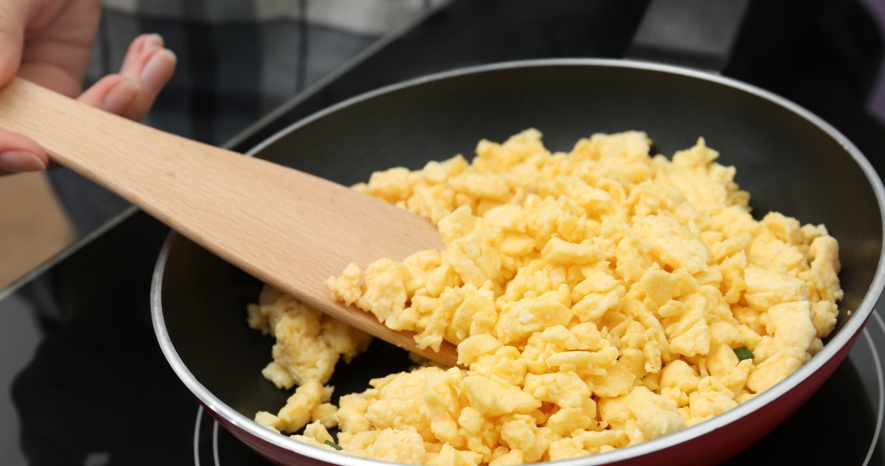 Sekretny składnik do jajecznicy. Dodaj zamiast tłuszczu, a cię zaskoczy
