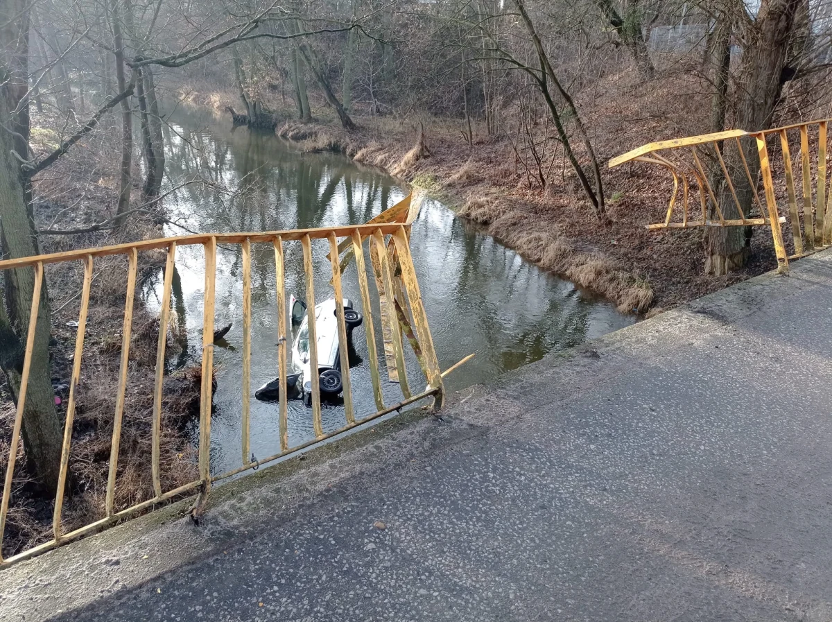 W Pelplinie na ul. Starogardzkiej (woj. pomorskie) samochód spadł z mostu i zanurzył się bokiem w wodzie. Kierowcę auta na brzeg wyciągnęli świadkowie zdarzenia. Na miejscu lądował śmigłowiec Lotniczego Pogotowia Ratunkowego.