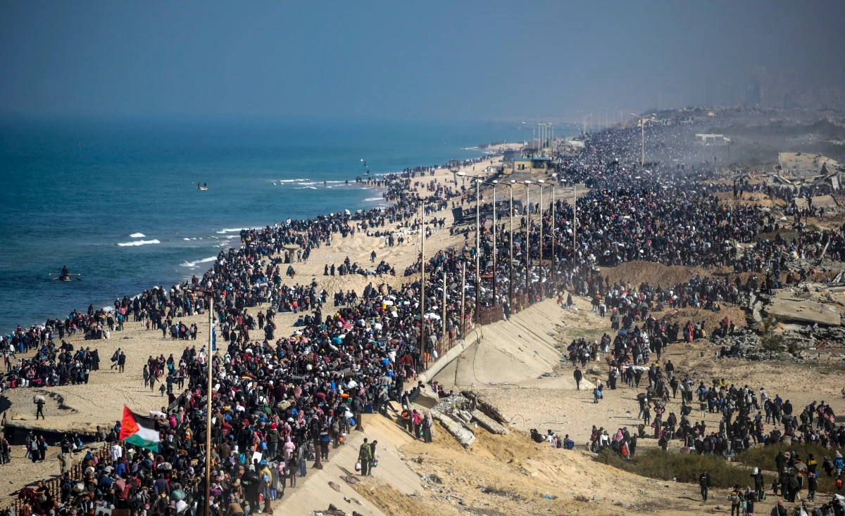200 tys. Palestyńczyków wraca pieszo do północnych rejonów Strefy Gazy zgodnie z porozumieniem zawartym przez Izrael i Hamas. Na udostępnionych zdjęciach widać, jak kolumna ludzi przechodzi drogą biegnącą wzdłuż wybrzeża Morza Śródziemnego. Ich powrót opóźnił się o kilka dni.