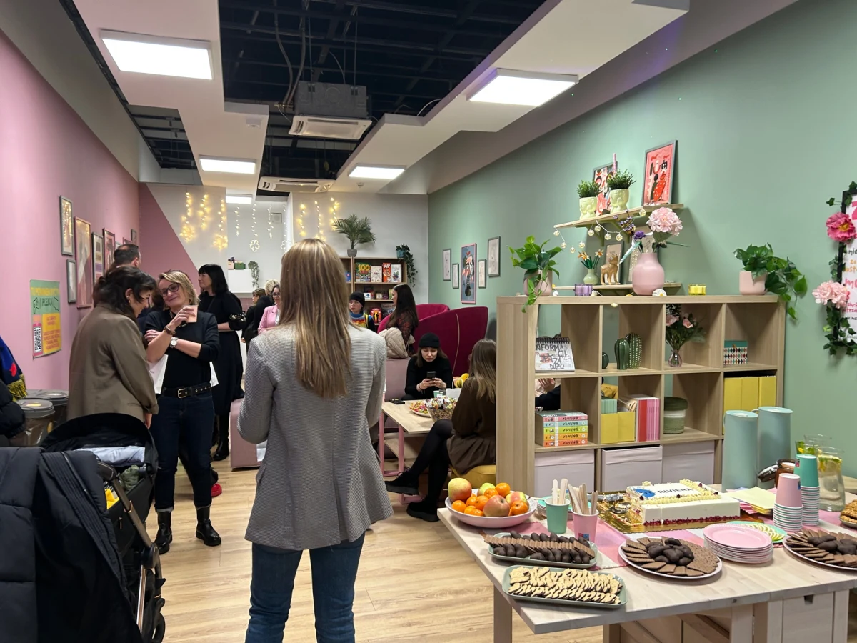 W największej galerii handlowej w Gdyni powstał specjalny spot, w którym młodzież w wieku 11-18 lat będzie mogła spędzić czas. Będą psycholożki, planszówki, książki, biurka do odrabiania zadań domowych i mini kuchnia. Jak mówi w rozmowie z RMF FM Zuzanna Bartnikowska, celem było: stworzyć miejsce, w którym młodzi ludzie mogą poczuć się wysłuchani, bezpieczni i zaakceptowani.