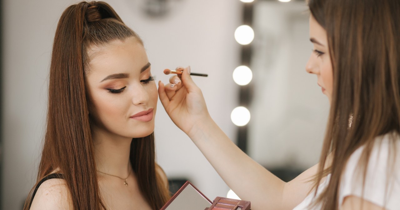 To najlepszy makijaż na studniówkę. Jest elegancki, ale nie dodaje lat