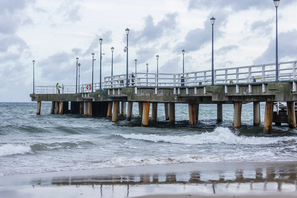 Molo w Brzeźnie, jedna z ikon nadmorskiego krajobrazu Gdańska, niebawem przejdzie gruntowną metamorfozę. W planach jest nie tylko modernizacja konstrukcji, ale także wymiana tak zwanego pokładu i remont balustrad. Prace są zaplanowane na wiosnę. Według założeń spacerowicze będą mogli wrócić na molo przed wakacjami. 