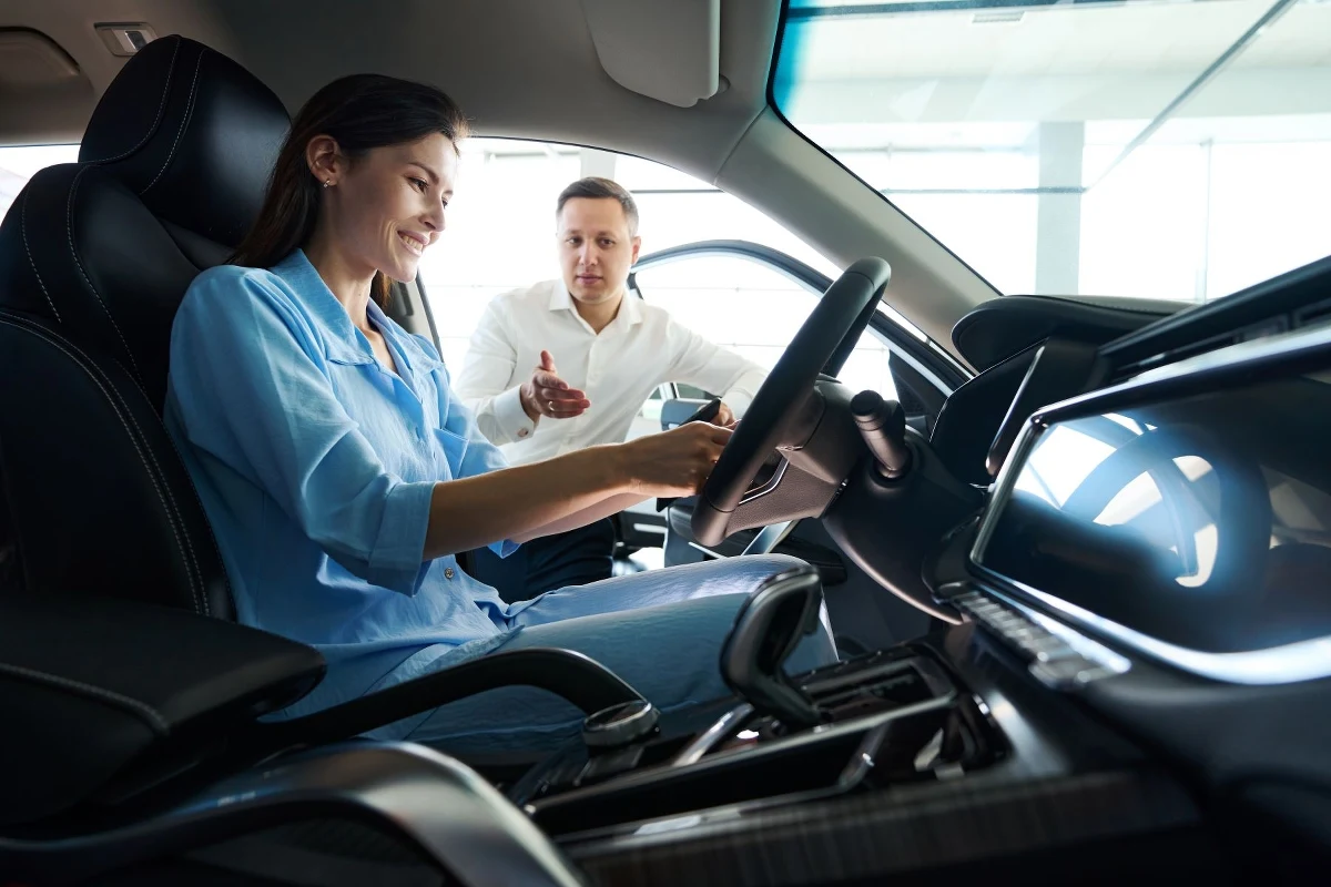 Współczesne samochody stają się coraz bardziej zaawansowane technologicznie, a systemy wspomagania kierowcy ADAS (Advanced Driver Assistance Systems) przestały być luksusowym dodatkiem zarezerwowanym wyłącznie dla segmentu pojazdów premium. Według najnowszych badań przeprowadzonych przez Euro NCAP, pojazdy wyposażone w systemy ADAS redukują ryzyko wypadków nawet o 40%! W obliczu rosnącej liczby samochodów na polskich drogach i zwiększającego się tempa życia technologie te stają się nie tylko udogodnieniem, ale przede wszystkim strażnikiem naszego bezpieczeństwa. Warto przyjrzeć się bliżej tym systemom, które realnie chronią nasze życie i zdrowie podczas codziennej jazdy.