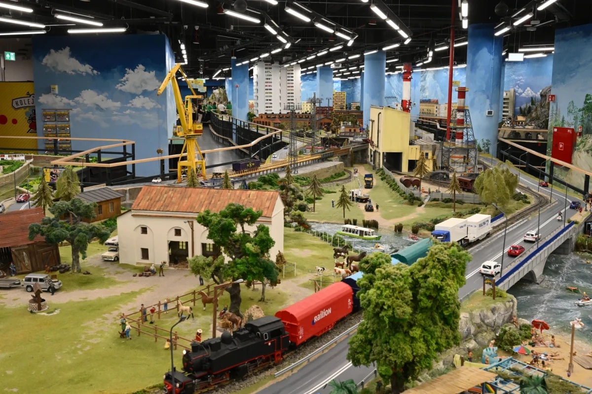 Kolejkowo to największa wystawa makiet kolejowych w Polsce. 510 metrów torów, 5 tysięcy figurek, 215 samochodów, 242 budynki, mosty, stoki narciarskie. To zminiaturyzowany Wrocław, ale też okolice. W tym roku obchodzi swój jubileusz - na mapie Wrocławia funkcjonuje od 10 lat i jak dowiedziało się Radio Wrocław, będzie jeszcze większe. 