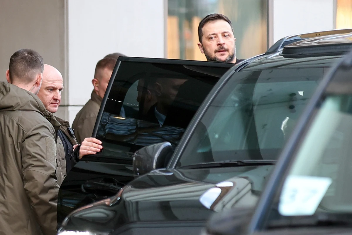 Szymon Hołownia spotkał się w Krakowie z Wołodymirem Zełenskim. Marszałek Sejmu przekazał, że dostał zapewnienie od prezydenta Ukrainy, iż z jego strony jest "zielone światło dla procesu ekshumacji ofiar Wołynia". 