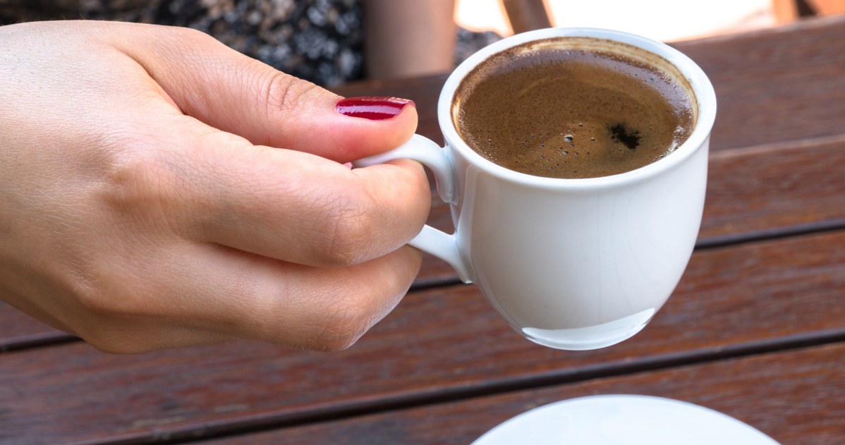 Piją właśnie taką i długo żyją. Sekret greckiej "kawy długowieczności"