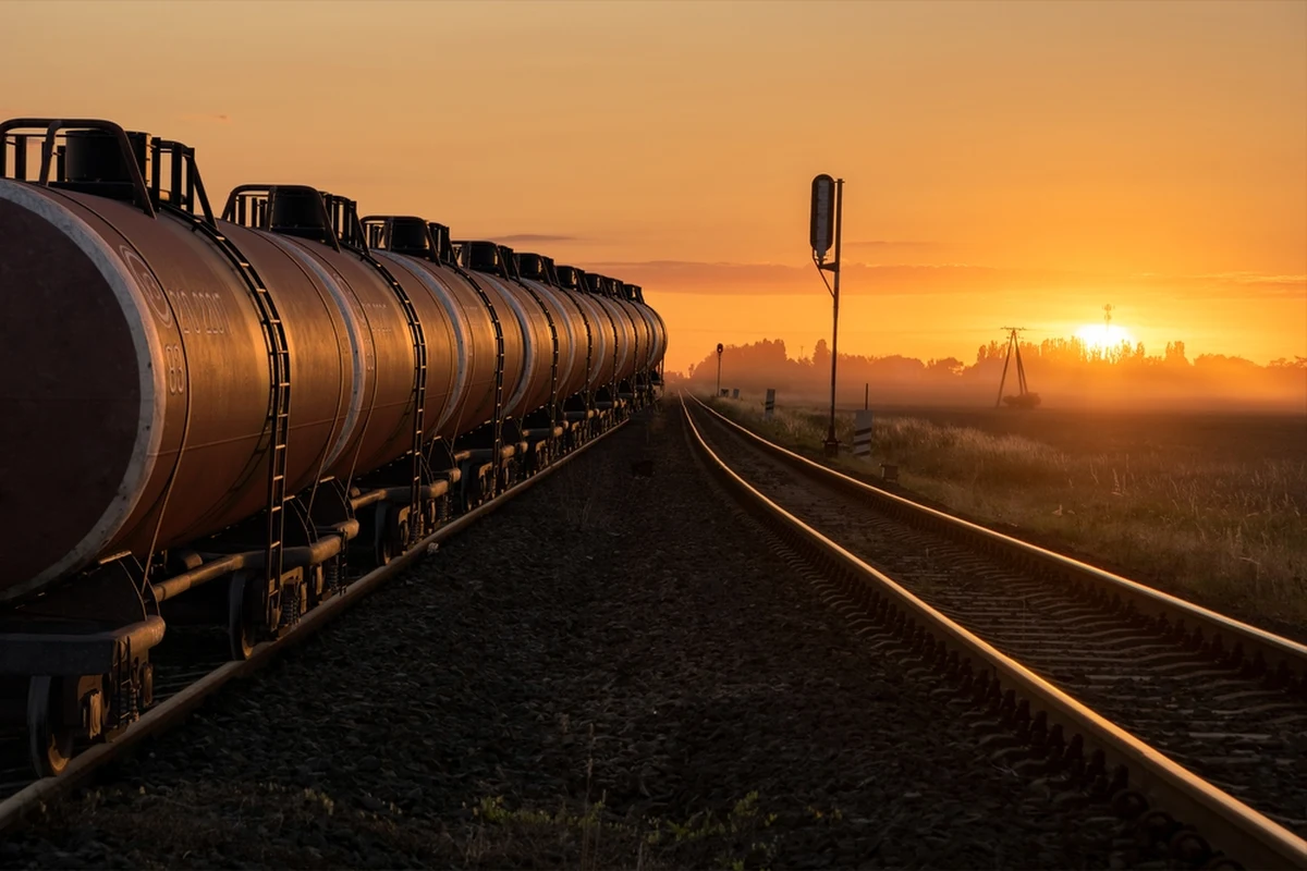 Ponad 100 cystern kolejowych ze skroplonym gazem stoi na stacjach stacjach w Brześciu i Baranowiczach. Polscy celnicy nie chcą ich wpuścić do Unii Europejskiej, bo obawiają się, że transport z Kazachstanu przewozi w istocie rosyjski LPG.