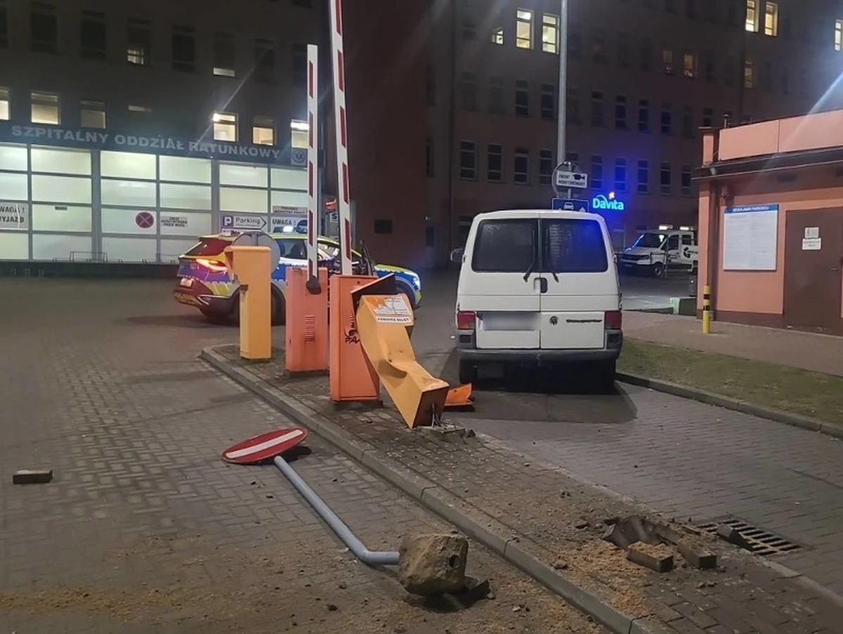 Policja zatrzymała 25-latka, który jest podejrzany o kradzież samochodu, jazdę bez uprawnień i po pijanemu. Mężczyzna uciekając przed funkcjonariuszami wjechał na teren szpitala, tam uszkodził szlaban, znak drogowy oraz terminal płatniczy. Potem uciekał pieszo.
