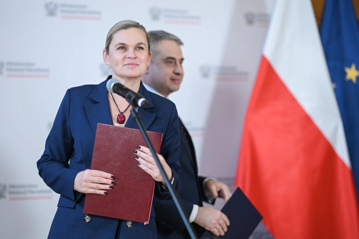 Dobra wiadomość dla nauczycieli szkół ponadpodstawowych i klas I-III szkół podstawowych. Od poniedziałku mogą składać wnioski o bon na zakup sprzętu w programie "Laptop dla nauczyciela".