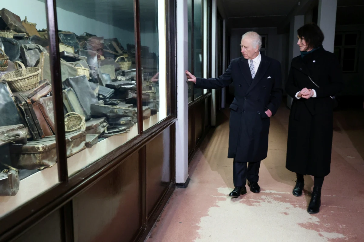 Brytyjski król Karol III po oficjalnych uroczystościach z okazji 80. rocznicy wyzwolenia Auschwitz, przeszedł przez obozową bramę i złożył wieniec przed Ścianą Straceń. W Bloku 5 obejrzał przedmioty osobiste, z którymi przyjeżdżali do obozu więźniowie.