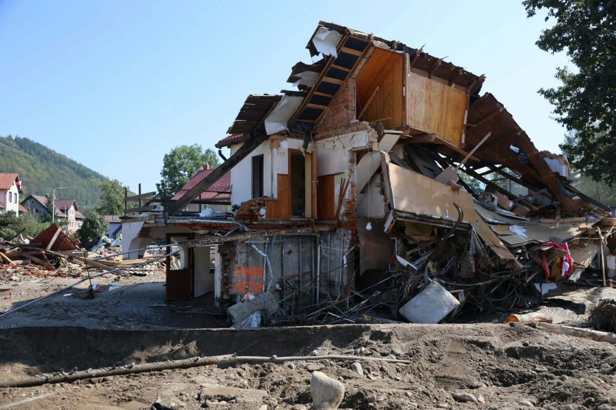"Wróciła do nas nadzieja" - mówią powodzianie, którzy uważają, że firmy ubezpieczeniowe zaniżają kwoty odszkodowań. Po serii interwencji reporterki RMF FM rząd przyznał, że może dochodzić do nieuczciwych praktyk i zapowiedział wnikliwe kontrole. Na nasze materiały zareagowały też firmy ubezpieczeniowe.
