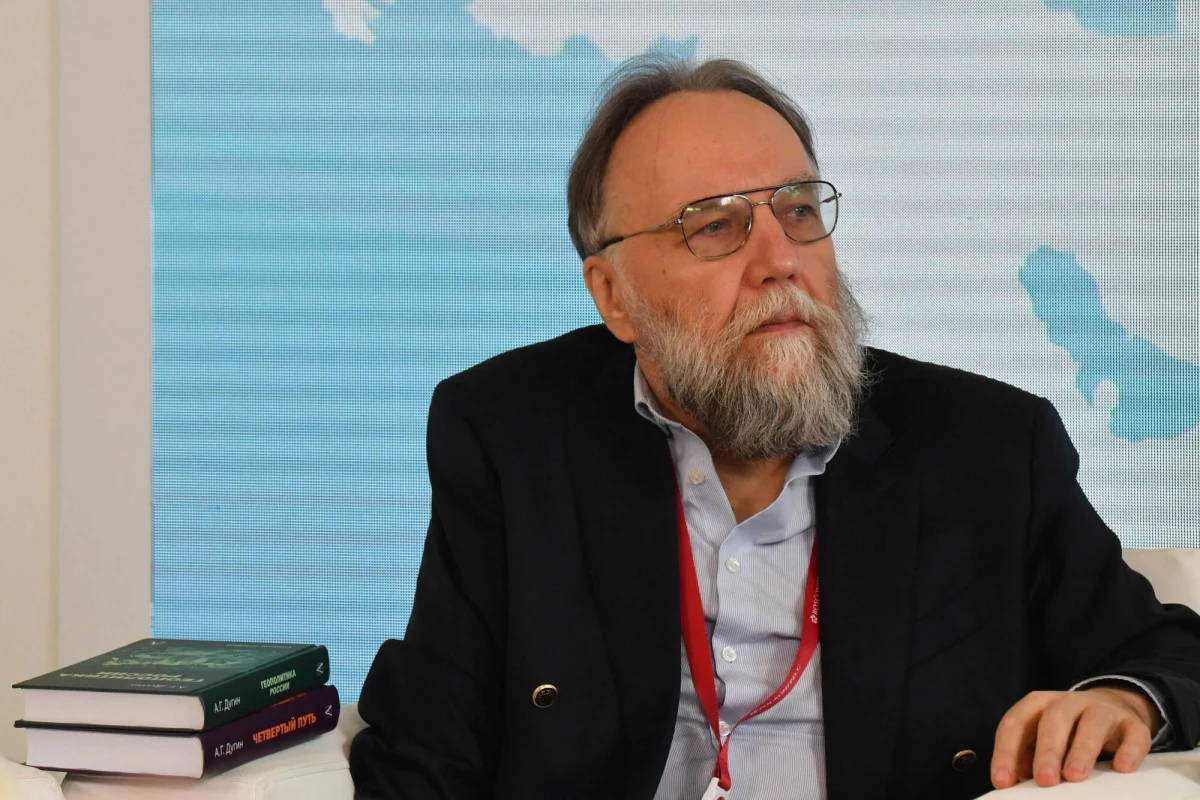 Główny ideolog Kremla Aleksander Dugin postuluje, by z Mauzoleum Lenina usunąć jego ciało i zrobić miejsce dla "prawdziwego imperatora", jakim ma być Władimir Putin. Zdaniem Dugina do miejsca pochówku Putina ludzie będą pielgrzymować masowo, a Mauzoleum mogłoby stanowić swoistą galerię rosyjskich podbojów.