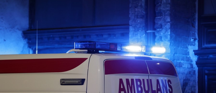 Mężczyzna pod wpływem alkoholu został przewieziony na SOR na pokładzie karetki w asyście policjantów. Po drodze zdążył zasnąć, a gdy się przebudził, uderzył ratownika, chcąć wysiąść z ambulansu.