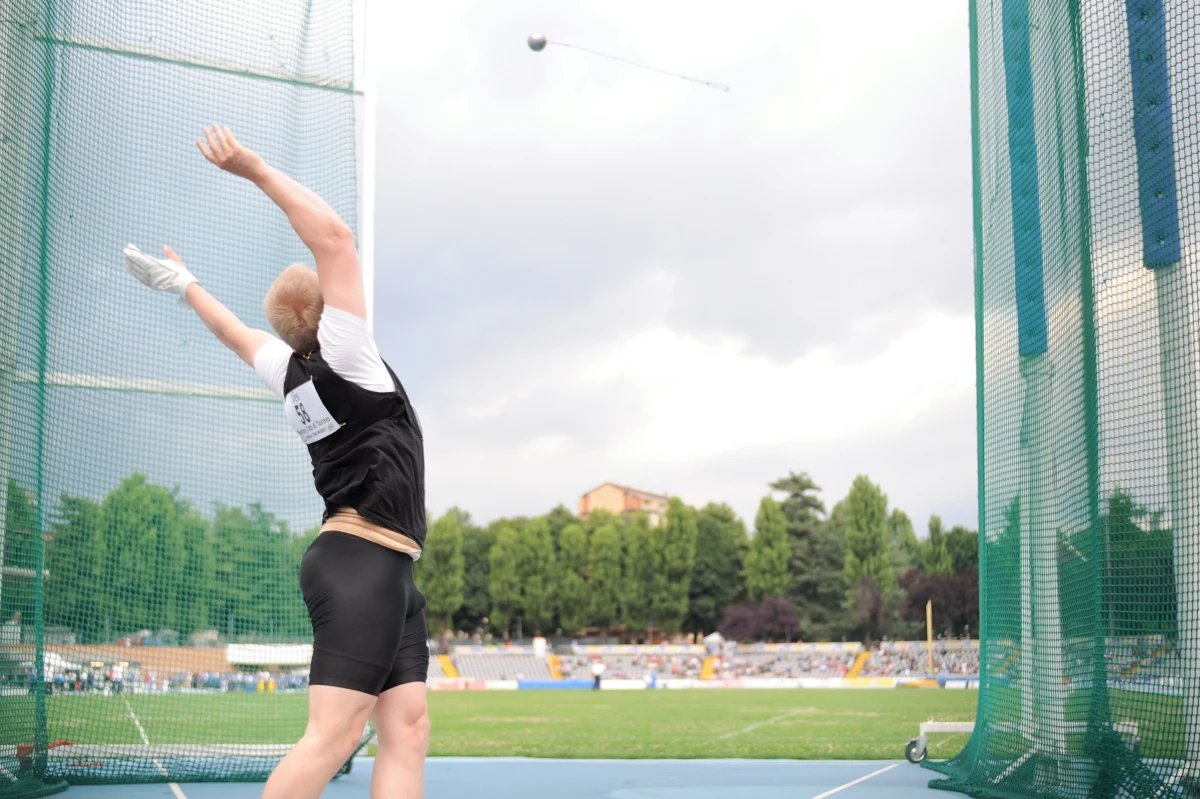 Do tragicznego wypadku doszło w niedzielę podczas młodzieżowych zawodów lekkoatletycznych na uniwersytecie w Colorado Springs w USA. Zginął kibic, który został trafiony młotem. Mężczyzna zasłonił własnym ciałem żonę i syna. Zmarł na miejscu.