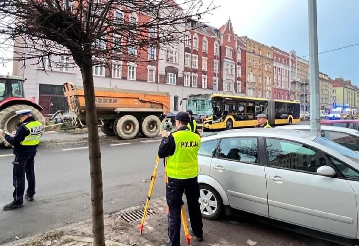 8 osób rannych, w tym 2 poważnie - to bilans porannego wypadku w Gliwicach (woj. śląskie). Miejski autobus zderzył się tam z ciągnikiem rolniczym. Informację o zdarzeniu dostaliśmy na Gorącą Linię RMF FM.