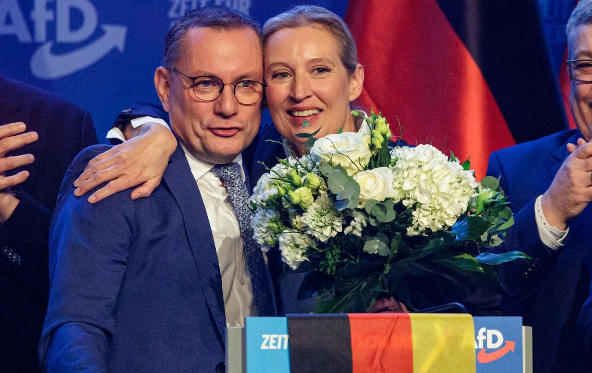 "Uroczysta ceremonia w czasach rosnącego nacjonalizmu" - tak relację z obchodów 80. rocznicy wyzwolenia niemieckiego nazistowskiego obozu koncentracyjnego i zagłady Auschwitz-Birkenau zatytułował "New York Times". Amerykański dziennik zwrócił uwagę, że kilka dni przed uroczystością w Oświęcimiu swój wiec zorganizowała populistyczno-prawicowa partia Alternatywa dla Niemiec, którą - jak zauważył "NYT" - "niektórzy postrzegają jako niebezpieczny powrót do nacjonalizmu, który doprowadził Adolfa Hitlera do władzy w latach 30. XX wieku".