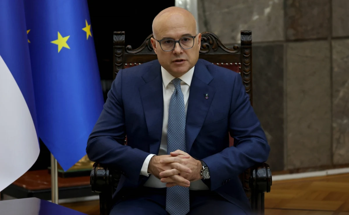 Premier Serbii Milosz Vuczević podał się do dymisji. "Pokazujemy odpowiedzialność chcąc doprowadzić do zmniejszenia napięć w społeczeństwie" - powiedział szef rządu podczas konferencji w Pałacu Serbii.