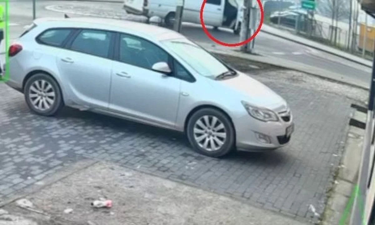 Jadąc na rondzie kierowca mercedesa "zgubił" pasażerkę. 38-latka nie zapięła pasów ani nie domknęła drzwi samochodu. W trakcie manewru te nagle się otworzyły, a kobieta wypadła z pojazdu prosto na jezdnię. Do zdarzenia doszło w miejscowości Jabłonowo (woj. mazowieckie). Policja publikuje nagranie ku przestrodze. 