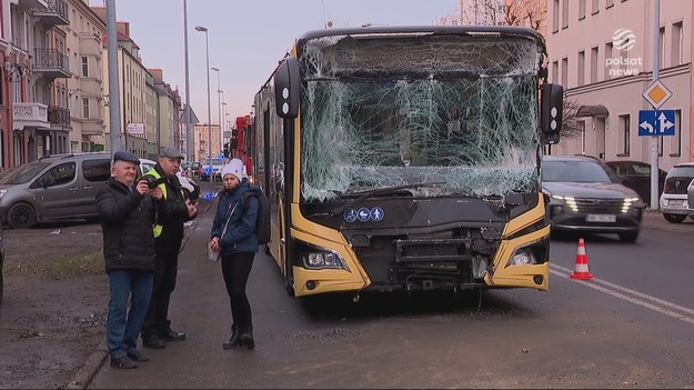 Czternaście osób zostało rannych w zderzeniu autobusu miejskiego z ciągnikiem z przyczepą. Do wypadku doszło w Gliwicach. Osiem osób trafiło do szpitali. Stan dwóch jest poważny. Materiał dla "Wydarzeń" przygotowała Anna Wietrzyk.