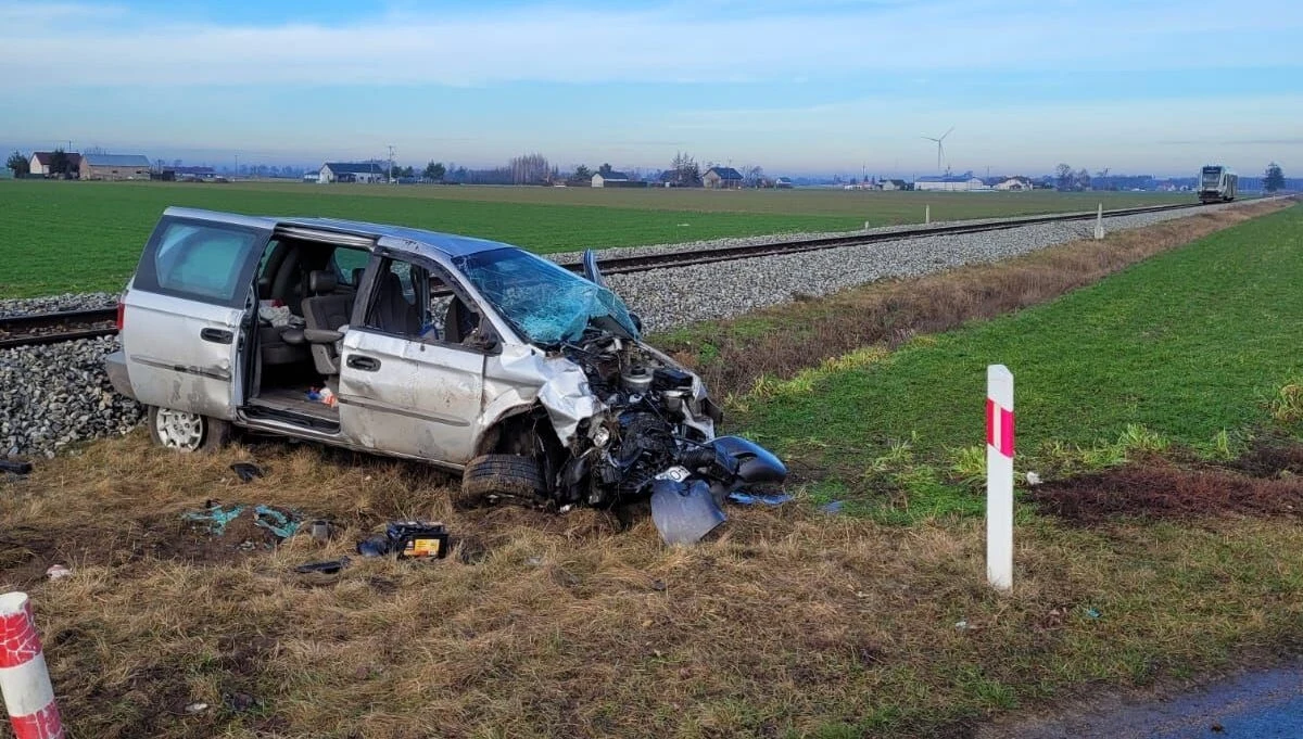 W mazowieckich Kaczorowach doszło do zderzenia samochodu osobowego z szynobusem. Do szpitala trafił kierowca osobówki; żadnemu z pasażerów nic się nie stało.
