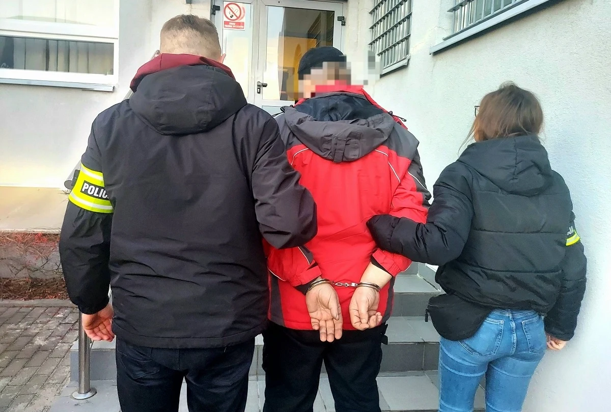 Funkcjonariusze ze Zduńskiej Woli w woj. łódzkim zatrzymali 65-letniego mężczyznę, który przed jednym z klubów nocnych w mieście zostawił torbę z pociskiem artyleryjskim. Mieszkaniec Łasku został zatrzymany, aresztowany i grozi mu kara do 10 lat pozbawienia wolności.