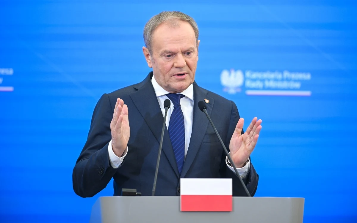 "Gdyby politycy mieli dawać swoje głowy w związku z tym, że się przejęzyczyli, to nie wiem, czy byliby kiedykolwiek chętni do sprawowania jakichkolwiek funkcji" - tak premier Donald Tusk skomentował głośną wpadkę szefowej resortu edukacji Barbary Nowackiej. W poniedziałek w Krakowie stwierdziła ona, że "na terenie okupowanym przez Niemcy polscy naziści zbudowali obozy, które były obozami pracy, a potem stały się obozami masowej zagłady".