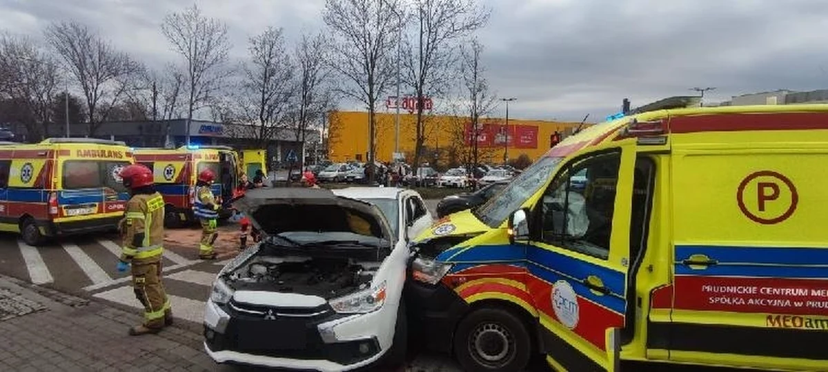 Sześć osób zostało poszkodowanych w zderzeniu karetki pogotowia i SUV-a w Opolu. Informację o wypadku otrzymaliśmy na Gorącą Linię RMF FM.