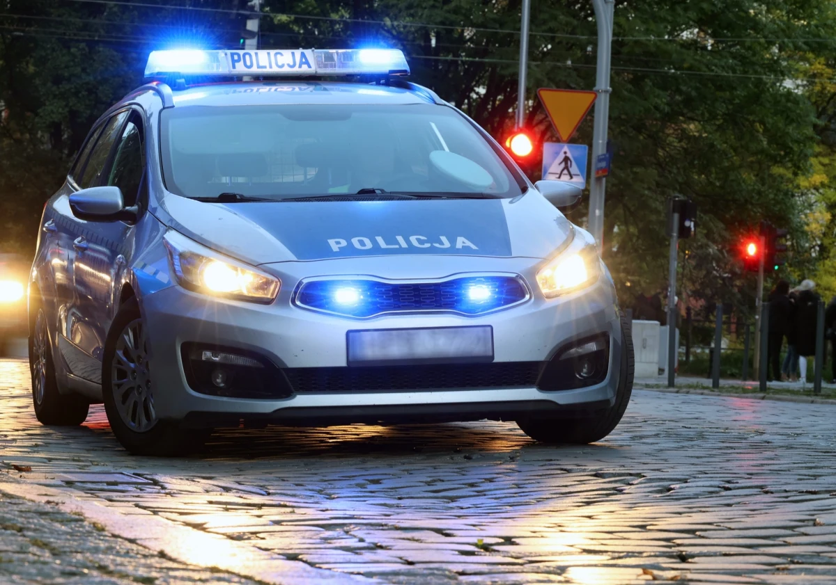 Policja zatrzymała czterech stadionowych chuliganów, którzy podczas sobotniego meczu w Nowym Sączu, mieli pobić wiceprezesa Sandecji Miłosza Jańczyka. Do zdarzenia doszło po sobotnim meczu towarzyskim z Resovią. Zamaskowani sprawcy zaatakowali prezesa i mieli wbić mu widelec w dłoń.