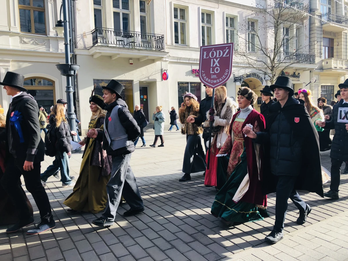 Wtorek w Łodzi upłynął w tanecznym rytmie. Maturzyści i mieszkańcy miasta spotkali się na ul. Piotrkowskiej, by wspólnie zatańczyć poloneza. To już tradycja, która na stałe wpisała się do kalendarza styczniowych wydarzeń.