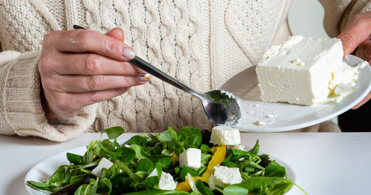 Jest źródłem wapnia i białka, wspiera jelita i odchudzanie. Dlaczego warto jeść ser feta?