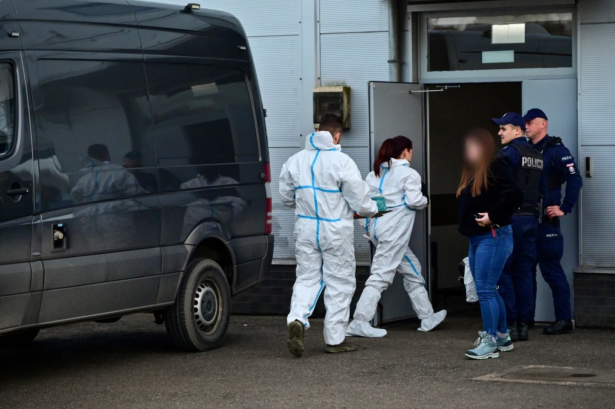 Atak nożownika w centrum handlowym przy ul. Rabsztyńskiej w Olkuszu w Małopolsce. 4 osoby zostały ranne. Są wśród nich 3 kobiety. 23-letni napastnik został zatrzymany. Trafił na obserwację psychiatryczną. 