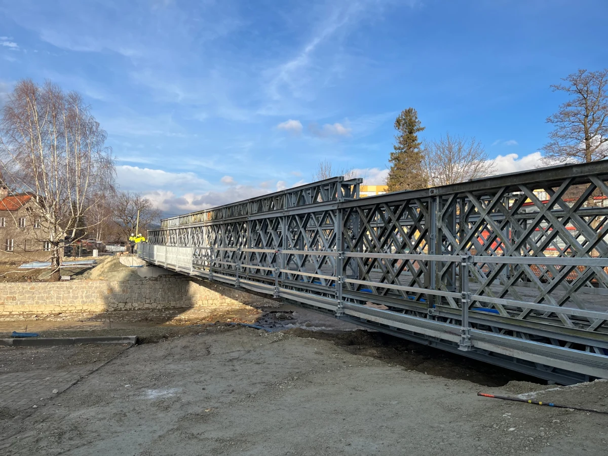 Wyczekiwany od ponad 4 miesięcy most tymczasowy w Stroniu Śląskim prawie gotowy! Jak dowiedziała się reporterka RMF FM pierwsze samochody przejadą po przeprawie w piątek. 