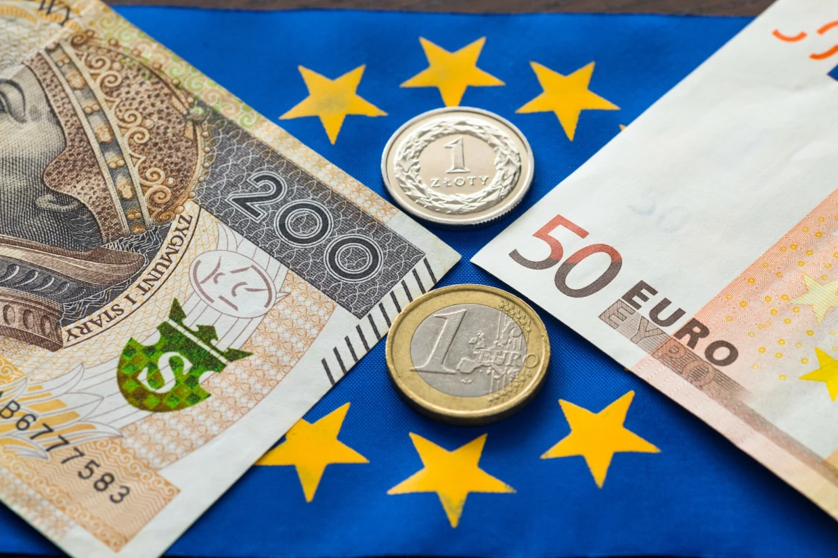 Złoty jest najmocniejszy w stosunku do euro od siedmiu lat. Teraz za jedno euro trzeba zapłacić 4,21 zł. Ale jest szansa, że będzie jeszcze mniej. Wpływ na kondycję polskiej waluty mogą mieć zbliżające się wybory prezydenckie w naszym kraju. "Jeśli wygra Nawrocki, będzie taki bałagan polityczny, że nie wróżę dobrze złotemu" - komentuje analityk rynku Piotr Kuczyński.