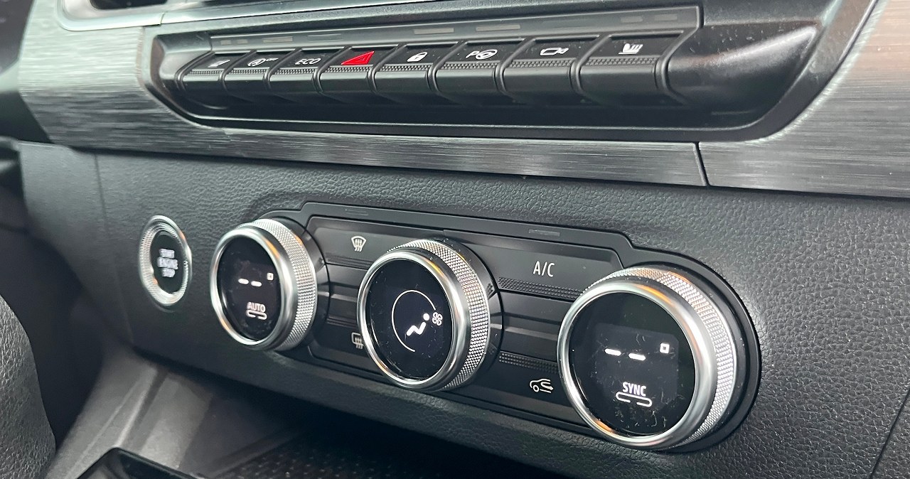 Klimatyzacja w aucie nie chłodzi. Oto możliwe przyczyny