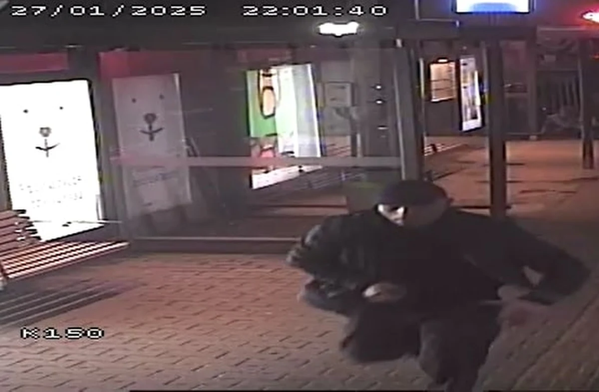 Incydent w Poznaniu. Motorniczy zauważył na przystanku mężczyznę szarpiącego kobietę. Próbował interweniować, wtedy został uderzony pięścią w twarz. Policjanci poszukują uczestników tego zdarzenia.