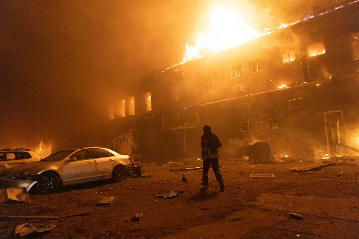 Ludzkość znalazła się bliżej apokalipsy niż kiedykolwiek wcześniej. Naukowcy z Bulletin of the Atomic Scientists przesunęli wskazówkę "zegara zagłady" o jedną sekundę bliżej północy, oznaczającej całkowite zniszczenie. "Wysyłamy jasny sygnał: ponieważ świat jest już niebezpiecznie blisko przepaści, przesunięcie nawet o jedną sekundę powinno być traktowane jako oznaka skrajnego niebezpieczeństwa i jasne ostrzeżenie, że każda sekunda opóźnienia w zmianie kursu zwiększa prawdopodobieństwo globalnej katastrofy" - napisano w komunikacie.