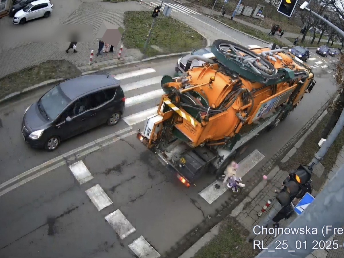 Do dramatycznego zdarzenia doszło na ul. Chojnowskiej w Legnicy (Dolnośląskie). Dziecko, któremu towarzyszył ojciec, wjechało nagle na rowerku na pasy - wprost pod ciężarówkę. Policja publikuje ten film, apelując do rodziców i opiekunów o szczególną ostrożność i wzmożoną czujność nad dziećmi w czasie ferii.
