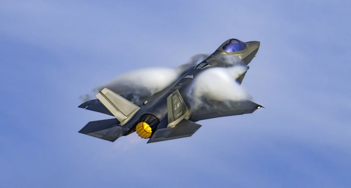 W Alasce podczas ćwiczeń rozbił się wielozadaniowy myśliwiec F-35. Pilot, który przed runięciem maszyny na ziemię zdołał się katapultować, trafił do szpitala.