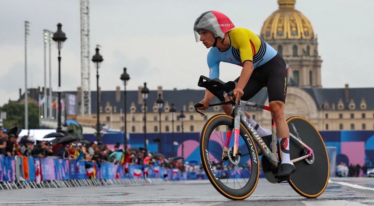Belgijski kolarz Remco Evenepoel znów stał się ofiarą poczty. Dwukrotny mistrz olimpijski z Paryża najpierw zderzył się z furgonem pocztowym, co zmusiło go do przerwania kariery. Ostatnio natomiast listonosz... wypłacił z jego karty bankowej 9 tys. euro.