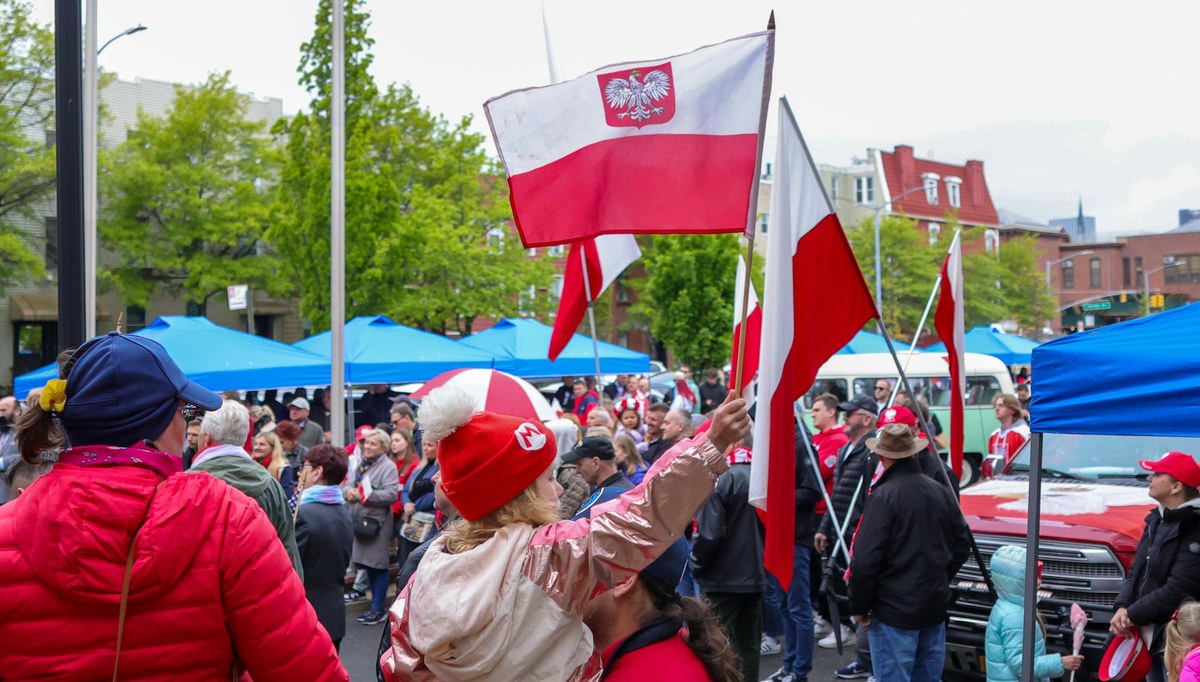 Ponad 38 proc. Polaków uważa, że Donald Trump nie powinien deportować naszych rodaków nielegalnie przebywających w USA - wynika z sondażu IBRiS dla "Rzeczpospolitej". Przeciwnego zdania jest ponad 34 proc. ankietowanych. Co ciekawe, aż 27,5 proc. badanych nie ma wyrobionej opinii w tej kwestii.