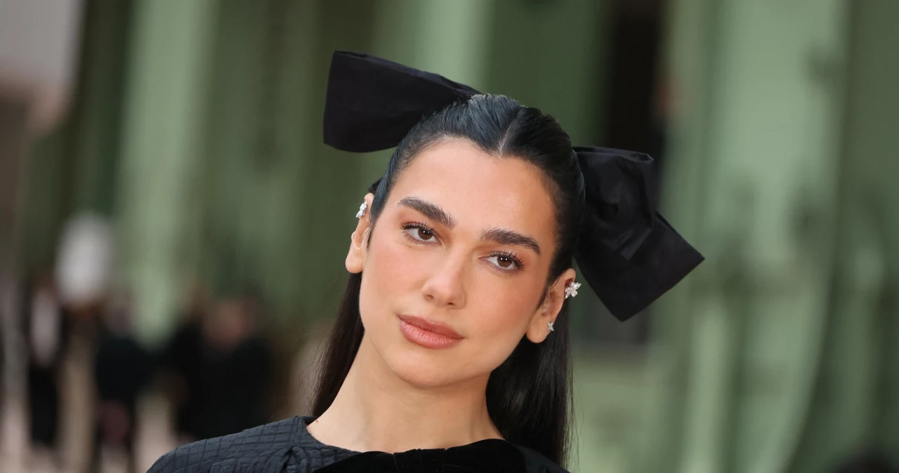 Dua Lipa podbija Paryski Tydzień Mody z kokardą we włosach. Co za stylizacja