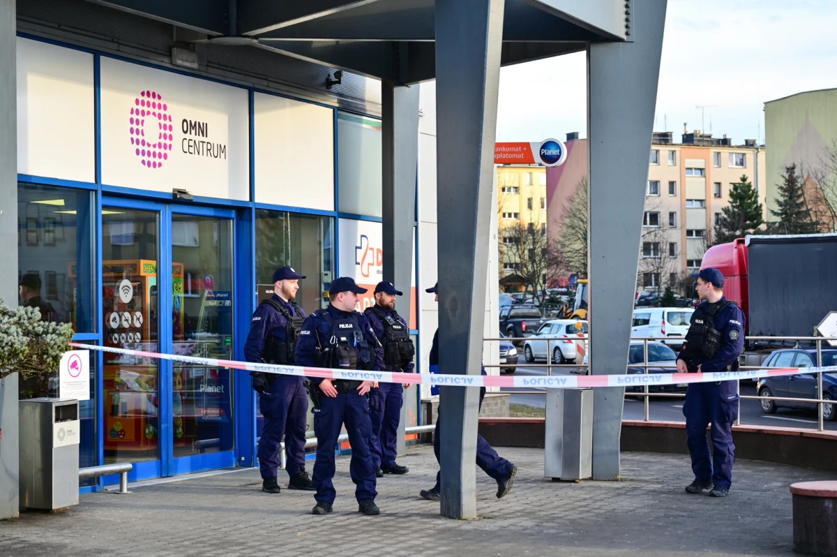 Za usiłowanie zabójstwa może odpowiadać nożownik, który wczoraj w galerii handlowej w Olkuszu ranił 4 osoby - dowiedział się reporter RMF FM. Mundurowi potwierdzają, że zatrzymany 23-latek w poniedziałek zaatakował 60-latka, a we wtorek dokonał ataku w galerii handlowej. 